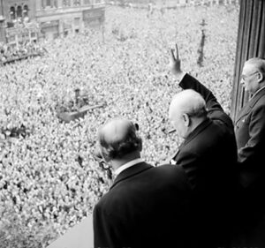 641px churchill waves to crowds